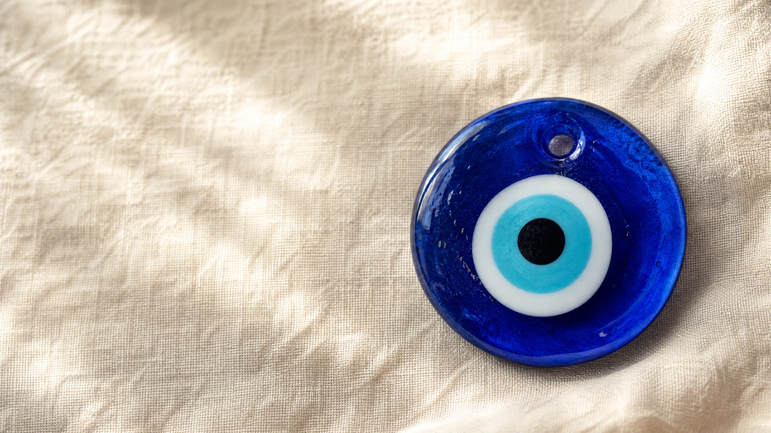 Olho Turco: O Que É Olho Turco: Significado, Cores e Como Usar. Pulseira e pingente de olho turco azul, amuleto de proteção