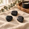 pedra rolada de turmalina negra natural, com cerca de 40 g. Um cristal associado à proteção energética, ao enraizamento e à estabilidade.