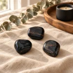 pedra rolada de turmalina negra natural, com cerca de 40 g. Um cristal associado à proteção energética, ao enraizamento e à estabilidade.