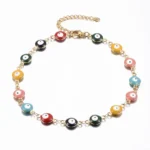 Pulseira olho turco com contas coloridas e acabamento dourado em aço inoxidável 304. Um amuleto tradicional associado à proteção contra o mau-olhado.
